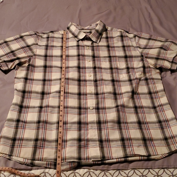 Van Heusen button-down summertime shirt. - Picture 2 of 4